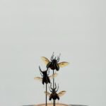 Standaard met drie vliegende hertkevers