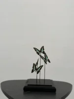 Zeegroene pagesvlinders in messing vitrine