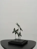 Zeegroene pagesvlinders in messing vitrine