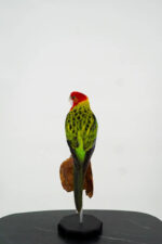 Oostelijke rosella op houten sokkel - Afbeelding 3